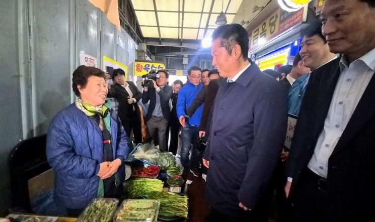 정청래 더불어민주당 대표가 9일 광주 서구 양동시장을 찾아 채소를 판매하는 상인과 대화를 나누고 있다. 송보현 기자