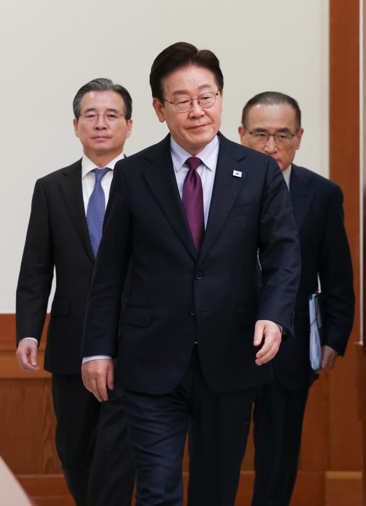 이재명 대통령이 9일 청와대에서 수석보좌관회의에 입장하고 있다. 2026.4.9 연합뉴스