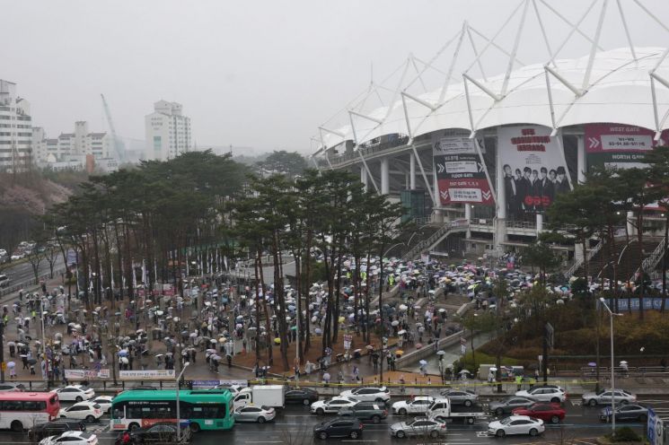 The Goyang Sports Complex, where the 'BTS World Tour Arirang in Goyang' is held, was filled with domestic and international visitors who came to enjoy the BTS concert at the venue and nearby shops despite the rainy and gloomy weather on the 9th. Provided by Goyang City