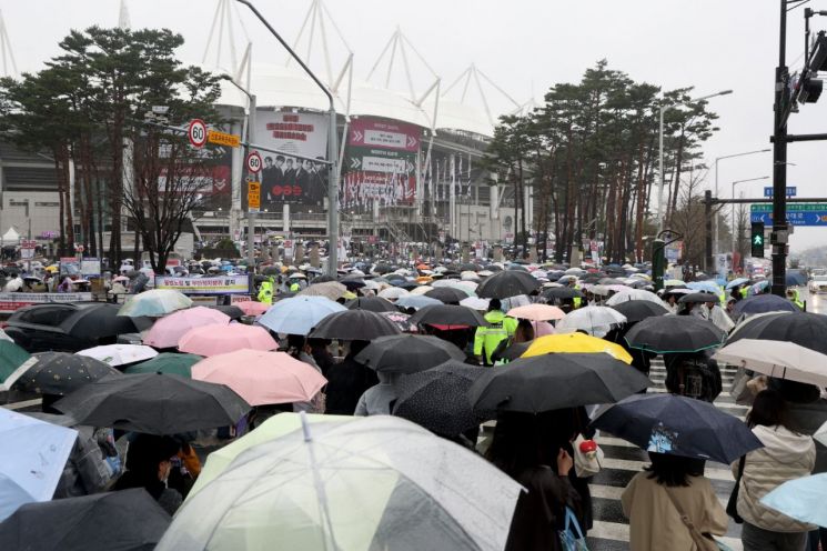 The Goyang Sports Complex, where the 'BTS World Tour Arirang in Goyang' is held, was filled with domestic and international visitors who came to enjoy the BTS concert, even on the rainy and gloomy weather on the 9th, including the venue and nearby shops. Provided by Goyang City