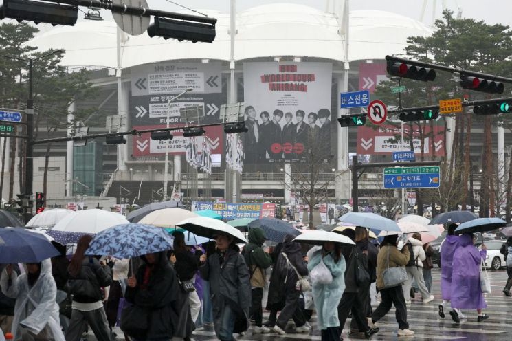 The Goyang Sports Complex, venue for the 'BTS World Tour Arirang in Goyang,' was filled with domestic and international visitors enjoying the BTS concert, including the concert hall and nearby shops, despite the rainy and gloomy weather on the 9th. Provided by Goyang City