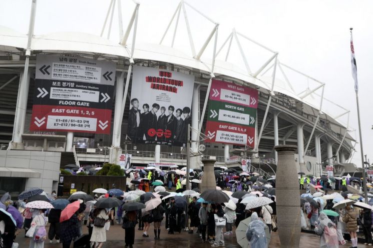 The Goyang Sports Complex, where the 'BTS World Tour Arirang in Goyang' is held, was filled with domestic and international spectators visiting to enjoy the BTS concert at the venue and nearby shops despite the rainy and gloomy weather on the 9th. Provided by Goyang City