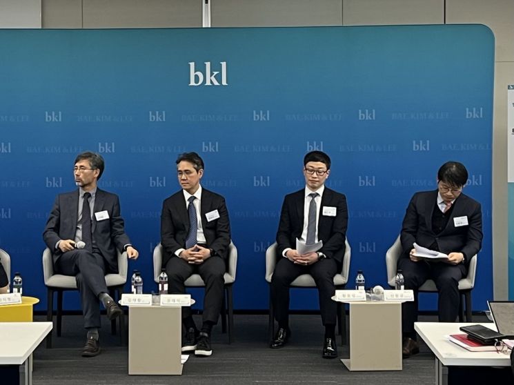 법무법인 태평양이 '트럼프 관세전쟁 시즌2, 불확실성의 구조화와 국제통상질서의 전환' 세미나를 열었다. (왼쪽부터)김태황 명지대 교수, 권대식 법무법인 태평양 변호사, 황호성 태평양 전문위원, 신원규 한국경제연구원 책임연구위원이 토론하고 있다. 장보경 기자