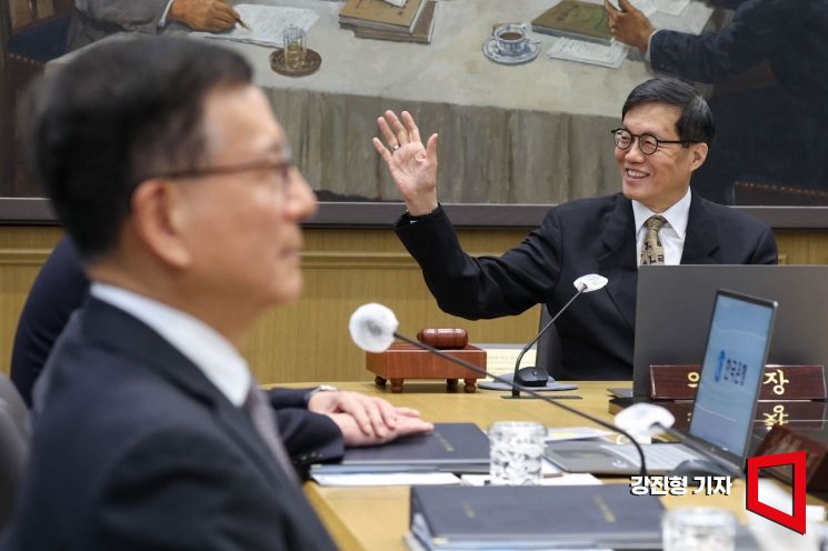 이창용 한국은행 총재가 지난 10일 서울 중구 한은 본관에서 열린 금융통화위원회 본회의에서 회의를 주재 하고 있다.