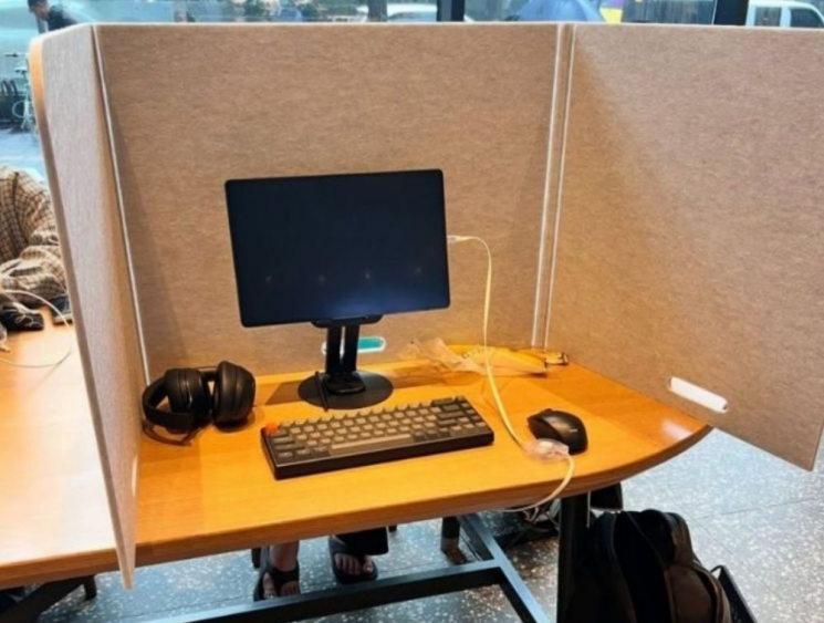 스타벅스 매장에 가림막 등이 설치된 모습. 엑스 캡처