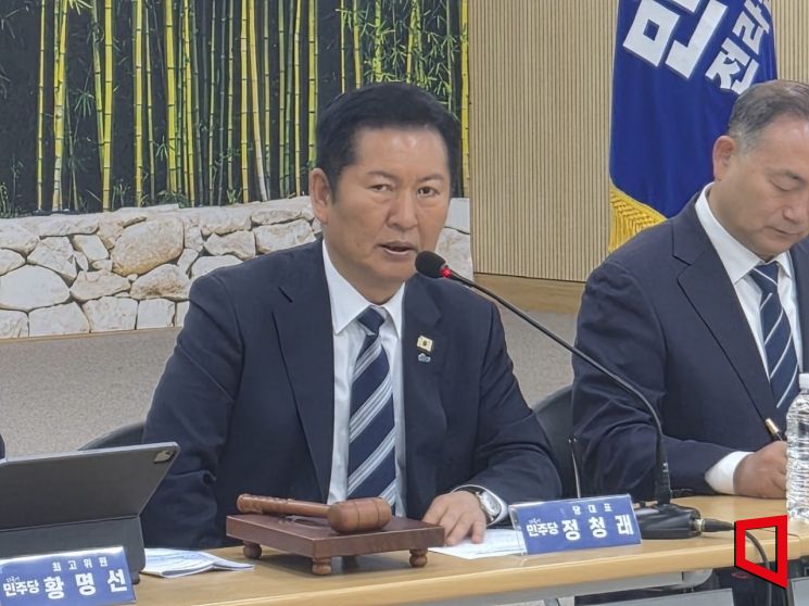 정청래 더불어민주당 대표가 10일 전남 담양농협 본점에서 열린 현장 최고위원회의에서 발언하고 있다. 송보현 기자