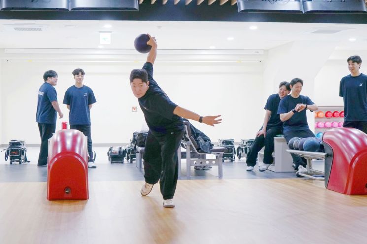 경기 광주시청 직장운동경기부 볼링팀 선수들이 오는 16일 광주시에서 개최되는 '제72회 경기도종합체육대회'를 앞두고 훈련을 하고 있다. 경기 광주시 제공