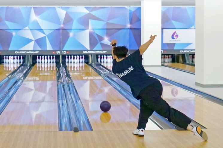 경기 광주시청 직장운동경기부 볼링팀이 오는 16일 광주시에서 개최되는 '제72회 경기도종합체육대회'를 앞두고 훈련을 하고 있다. 경기 광주시 제공