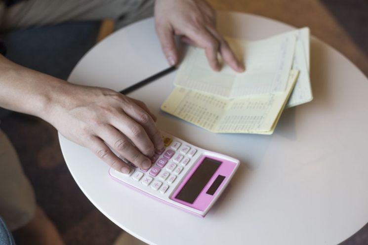 최근 4년간 시중은행들의 대출 취급 규모가 기업의 3분의 1 수준에 그치며 이재명 정부의 정책 기조 중 하나인 '포용 금융'을 외면하고 있다는 지적이 나온다. 게티이미지