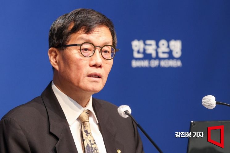 이창용 한국은행 총재가 10일 서울 중구 한국은행에서 열린 통화정책방향 기자간담회에서 취재진 질문에 답하고 있다. 2026.04.10 사진공동취재단