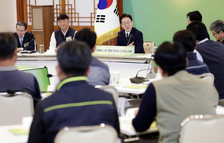 이재명 대통령이 10일 청와대에서 민주노총 초청간담회를 주재하고 있다. 2026.4.10 연합뉴스