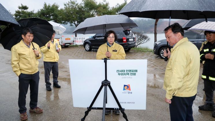 김보라 안성시장이 지난 8일 '여름철 자연재난 사전대비 관계기관 회의'를 열고 있다. 안성시 제공