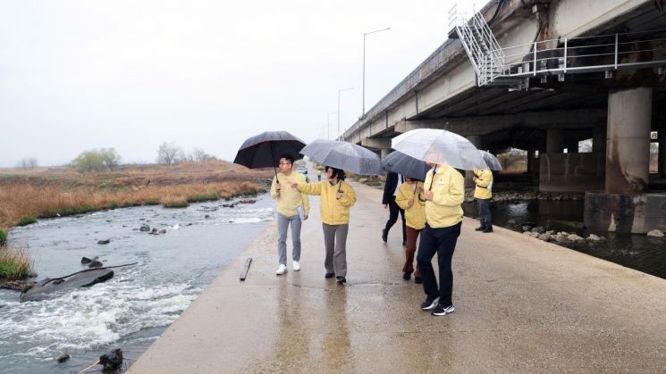 김보라 안성시장이 지난 8일 '여름철 자연재난 사전대비 관계기관 회의'를 연 후 현장을 살펴보고 있다. 안성시 제공