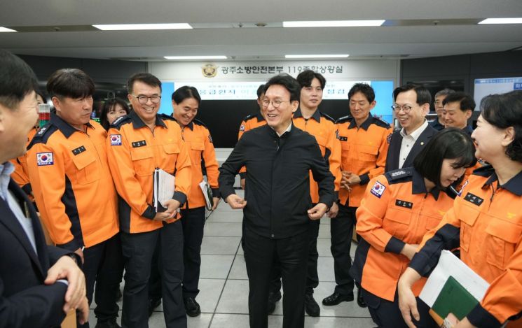 김민석 국무총리가 10일 오전 시청 광주소방안전본부 119종합상황실을 방문해 응급환자 이송상황을 점검한 뒤 소방대원들을 격려하고 있다. 광주광시 제공