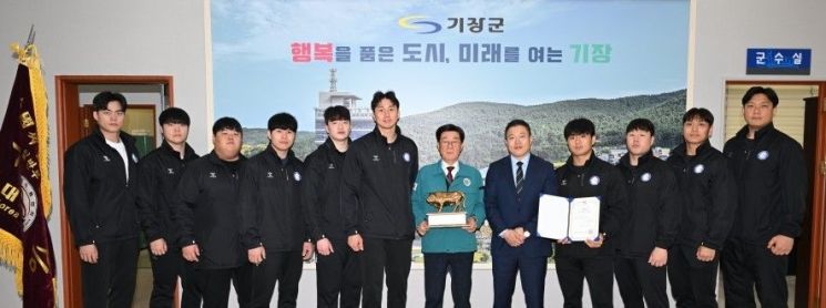 정종복 기장군수(오른쪽 여섯번째)와 기장갈매기 씨름단이 제80회 전국씨름선수권대회 단체전 우승 기념촬영을 하고 있다. 기장군 제공