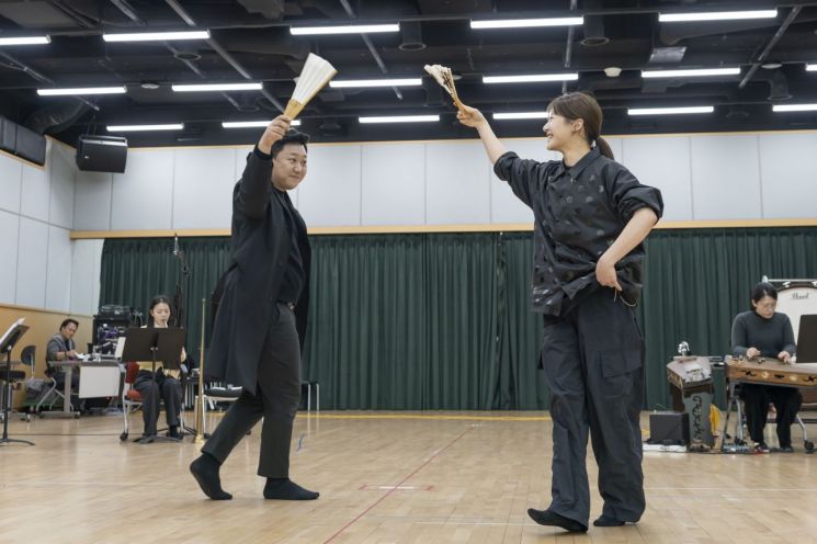 Choi Hoseong (left) and Kim Woojeong of the National Changgeuk Company are demonstrating a scene from "Jeolch창," which will be performed on the stage of Daloreum Theater at the National Theater on the 24th and 25th. National Changgeuk Company