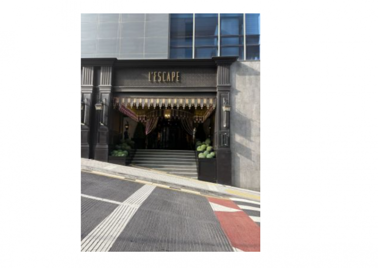 位于首尔中区明洞与南大门相连的一处巷口的Lescape酒店。酒店特意将入口设置在不显眼的巷口，以最大程度强化“逃离”这一概念。记者 Kwon Jaehee。