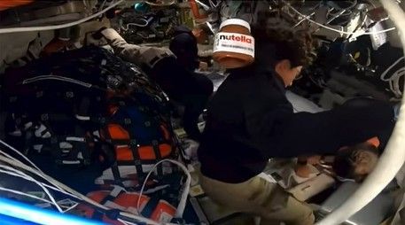 미국 항공우주국(NASA)이 중계한 우주선 내부 영상 화면에서 초콜릿 잼의 일종인 누텔라가 포착됐다.NASA 영상 캡처, 연합뉴스