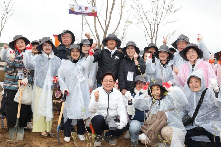 박완수 경남도지사(앞줄 가운데)와 재일 도민들이 제47회 향토기념식수 행사에서 함께 기념사진을 찍고 있다. 경남도 제공