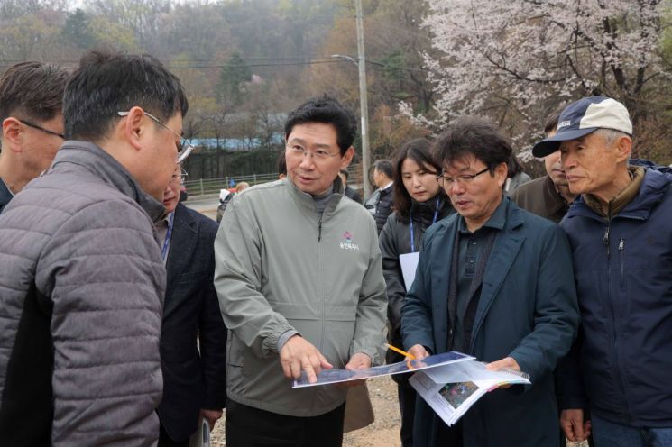 이상일 용인특례시장이 10일 처인구 양지읍 아파트 신축공사장을 찾아 현장을 점검하고 있다. 용인시 제공