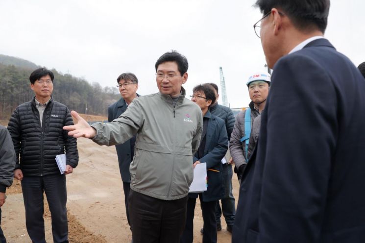 이상일 용인특례시장이 10일 처인구 양지읍 아파트 신축공사장을 찾아 현장을 점검하고 있다. 용인시 제공