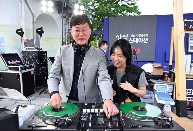 이민근 안산시장(왼쪽 첫 번째)이 2025년 6월 10일 '청년센터 상상스테이션 개소식'에서 청년과 함께 디제잉 체험을 하고 있다. 안산시 제공