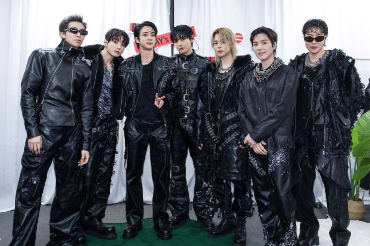 그룹 방탄소년단(BTS)이 9일 경기도 고양종합운동장 주경기장에서 새 월드투어 '아리랑'의 막을 올렸다. 사진은 이날 공연 BTS 멤버들 모습. 빅히트뮤직