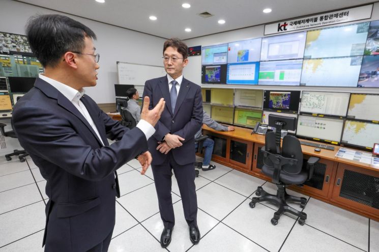 박윤영 KT 대표, 부산 국제통신센터 점검…"AI 시대 대동맥"