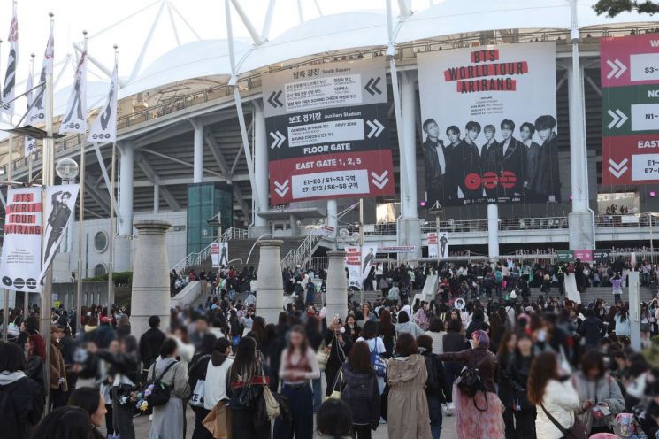 本月11日举行BTS世界巡演高阳场演出的高阳综合运动场，汇聚了来自世界各地的ARMY。时隔4年以完整体回归的他们登台开唱，ARMY纷至沓来，演出场馆一带人山人海。高阳市提供