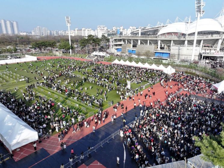 BTS世界巡回演唱会高阳站于上周11日在高阳综合运动场举行，来自世界各地的ARMY齐聚一堂。时隔4年以完整体回归的他们登台开唱，粉丝纷至沓来，演出场馆一带人山人海。高阳市提供