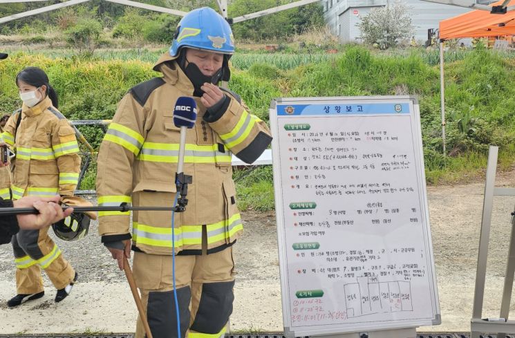 2명의 사망자를 낸 전남 완도군 수산물 가공공장 화재 현장. 이민석 완도소방서장이 굳은 표정으로 구조 현황을 브리핑하다 끝내 고개를 떨구고 눈시울을 붉혔다. 이준경 기자