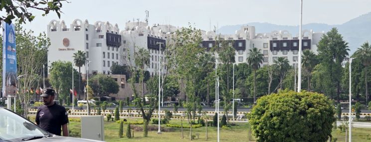 11일(현지시간) 미국과 이란의 첫 종전 협상이 열릴 파키스탄 세레나 호텔 인근에서 현지 경찰이 경계 근무를 하고 있다. 연합뉴스