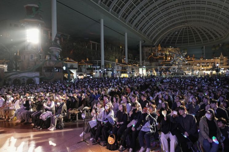 지난 10일부터 11일 서울 잠실 롯데월드에서 열린 행정공제회 '롯데월드 올나잇 페스티벌'에 공제회원 및 동반인들이 콘서트를 관람하고 있다. 행정공제회