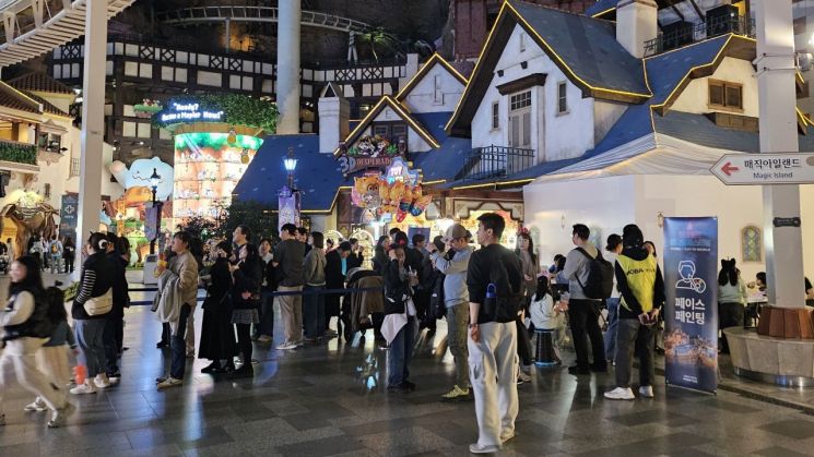 지난 10일부터 11일 서울 잠실 롯데월드에서 열린 행정공제회 '롯데월드 올나잇 페스티벌'에 공제회원들이 회전목마 주변에서 페이스 페인팅, 캐리커처 등을 경험하고 있다. 오규민 기자