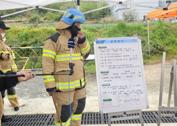 완도 수산물 공장 유증기 폭발 사고로 소방관 2명이 목숨을 잃은 가운데, 이민석 소방서장이 사고 경위에 대한 공식 브리핑을 진행하고 있다. 이준경 기자