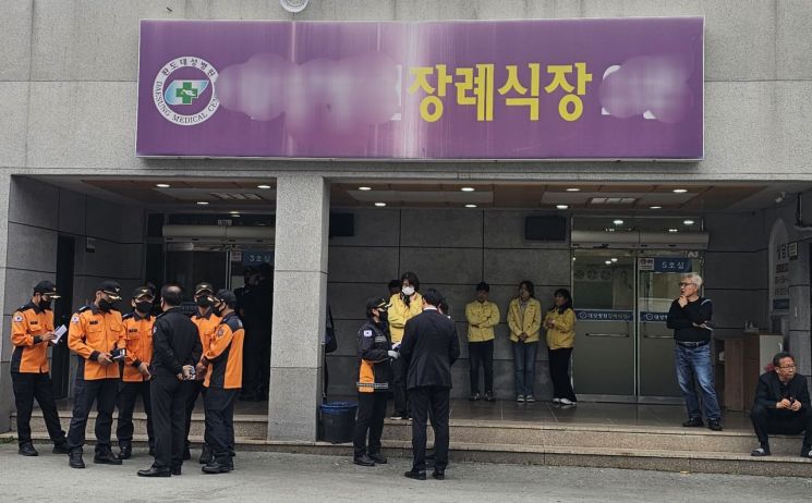 참혹한 화마가 앗아간 두 영웅의 장례식장 앞, 굳게 입을 다문 동료 소방관들의 어깨가 무겁게 가라앉아 있다. 이준경 기자