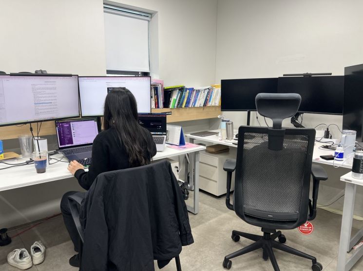 코딩 교육 업체 스타트업코드의 직원들이 작은 규모의 사무실에서 교재 제작 등 작업을 진행하고 있다. 이은서 기자