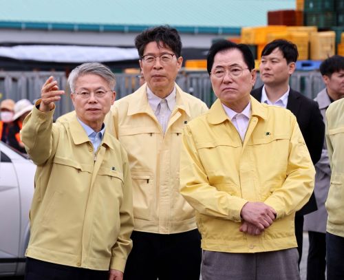 민형배 더불어민주당 전남광주통합특별시장 경선 예비후보가 12일 완도 냉동창고 화재 진압 중 2명의 소방관이 순직한 사고 현장을 찾아 깊은 애도와 함께 상황을 살피고 있다. 민형배 후보측 제공