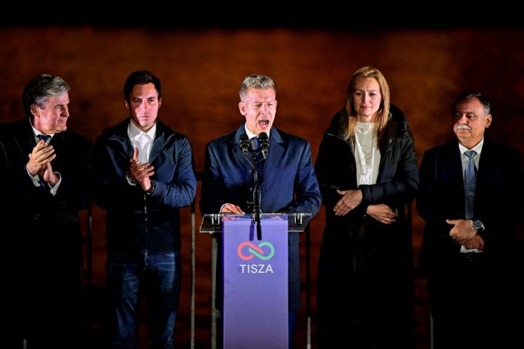 12일(현지시간) 마자르 페테르 헝가리 티서당 대표가 연설하고 있다. 로이터연합뉴스