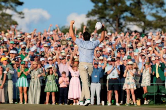 Rory McIlroy在大师赛最后一轮第18洞锁定两连冠后欢呼庆祝。奥古斯塔 路透社联合新闻提供