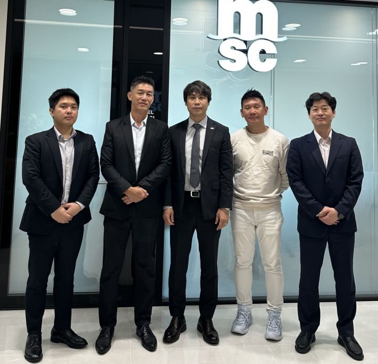Kelvin Tan, Director of MSC Asia Regional Headquarters (second from the left), and Angang Hee, Head of Digital AI Division at BPA (third from the left), along with others, stood in front of the camera after discussing the advancement direction of the Busan Port digital logistics platform in Singapore on the 10th.