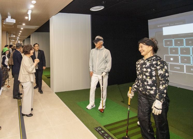 지난달 스크린파크골프장 삼각지점 준공식에서 박희영 용산구청장(왼쪽)이 주민들과 이야기를 나누고 있다. 용산구 제공.