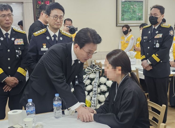 [포토] 눈물바다 빈소에서 유족 다독이는 김민석 총리