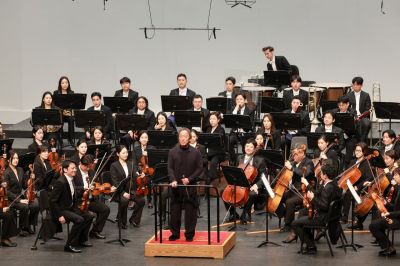 세계적인 마에스트로 정명훈(가운데) 지휘자가 지난 8일 대전 서구 예술의전당에서 열린 '2026 교보 노블리에 콘서트'에서 관객들에게 인사하고 있다. 교보생명