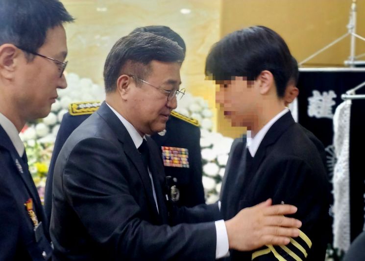 [포토] 완도 순직 소방관 빈소 찾은 윤호중 행정안전부 장관