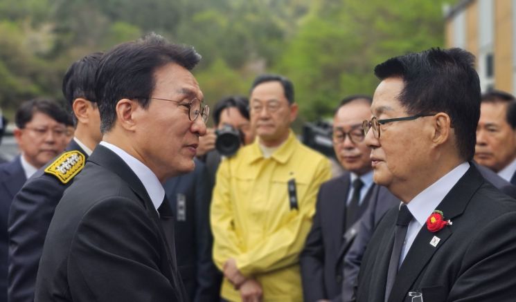 [포토] 참담한 화재 현장 상황 나누는 김민석 총리와 박지원 의원