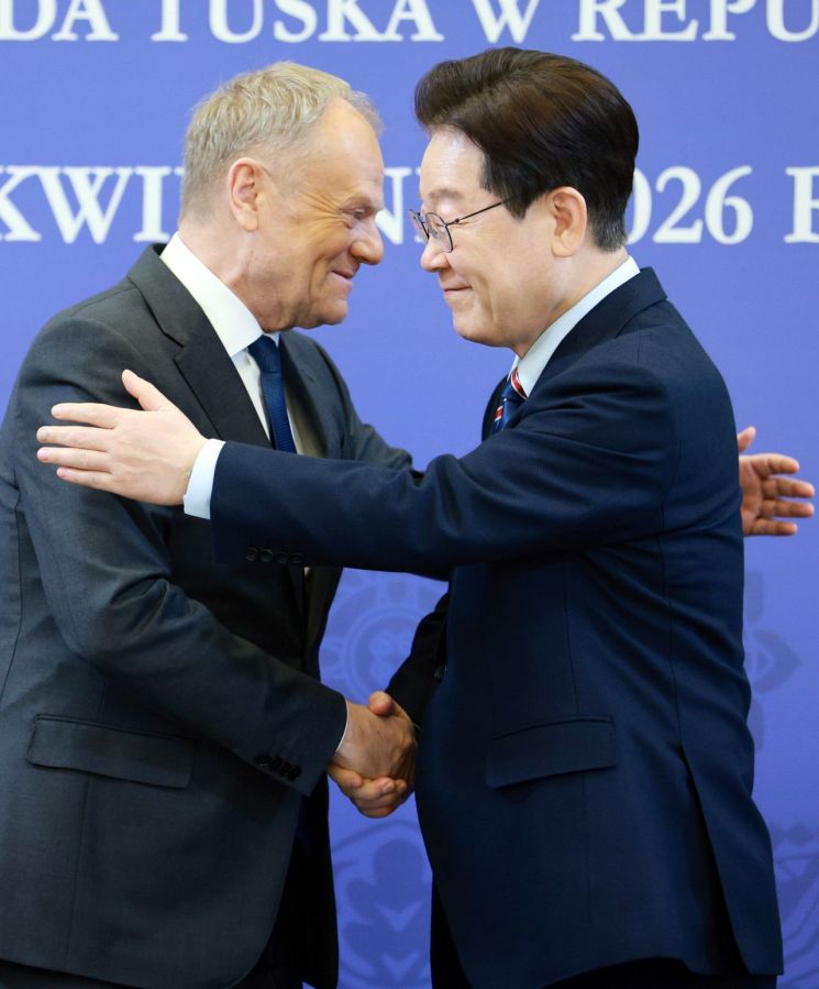 이재명 대통령과 도날트 투스크 폴란드 총리가 13일 청와대에서 공동언론발표 후 악수하고 있다. 연합뉴스