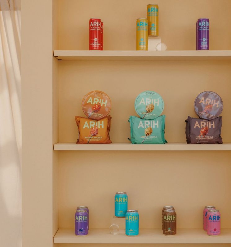 팔도·hy가 방탄소년단(BTS)과 함께 신규 브랜드 '아리(ARIH)'를 13일 런칭하고 모던 누들, 에너지 드링크, 리프레싱 음료 등 3개 제품 라인업을 공개했다. 팔도·hy 제공.