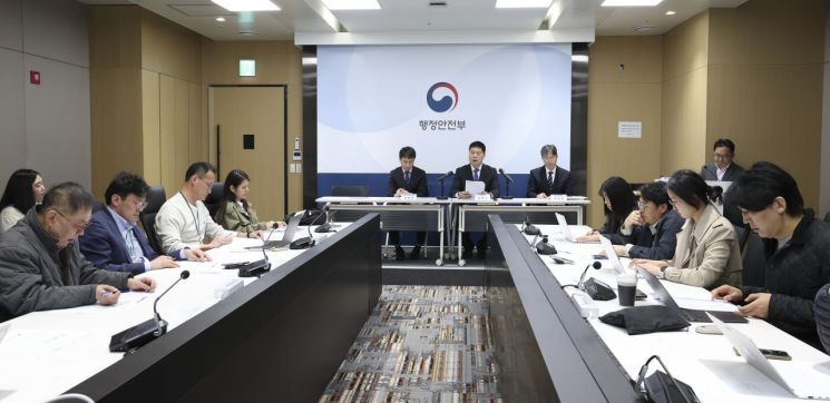 김영수 행정안전부 의정관이 13일 오전 정부세종청사 중앙동 브리핑실에서 열린 '정부포상 전면 재검토' 관련 정책설명회에서 주요 추진 방향과 세부 과제를 출입기자들에게 설명하고 있다. 행안부 제공