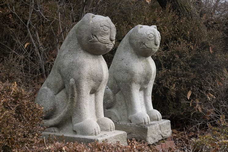 [갤러리 산책]기와집 15채 값의 백자…무엇을 지켜냈나를 묻는 전시